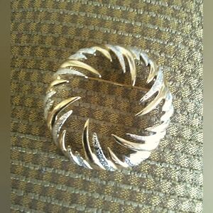 VINTAGE SARAH COVINGTON LOVELY BROOCH GOLD & SILVER TONE ROUND 2 IN.